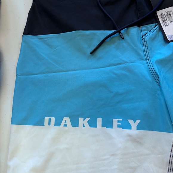 New mens Oakley board shorts various sizes - Picture 3 of 5